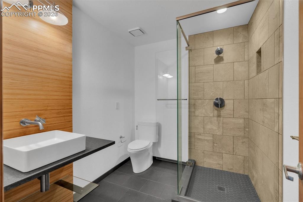 Image 35 of 48: Bathroom
