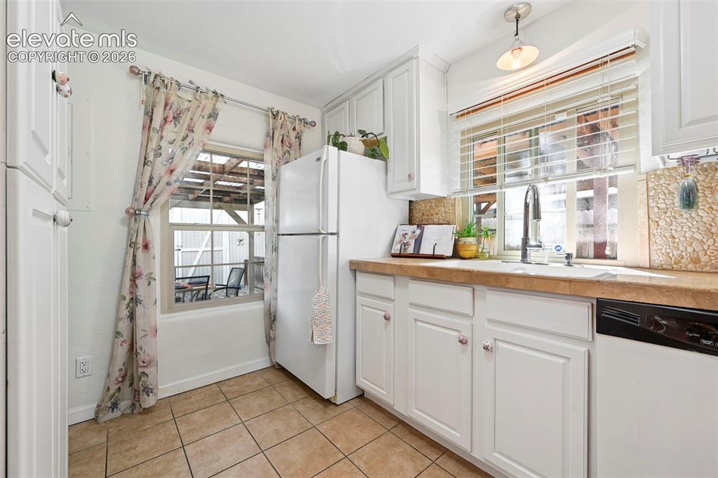 Image 10 of 44: Kitchen