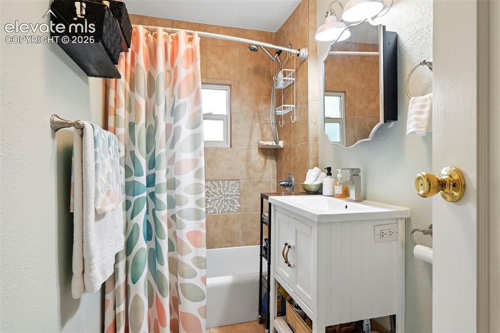 Image 16 of 44: Bathroom