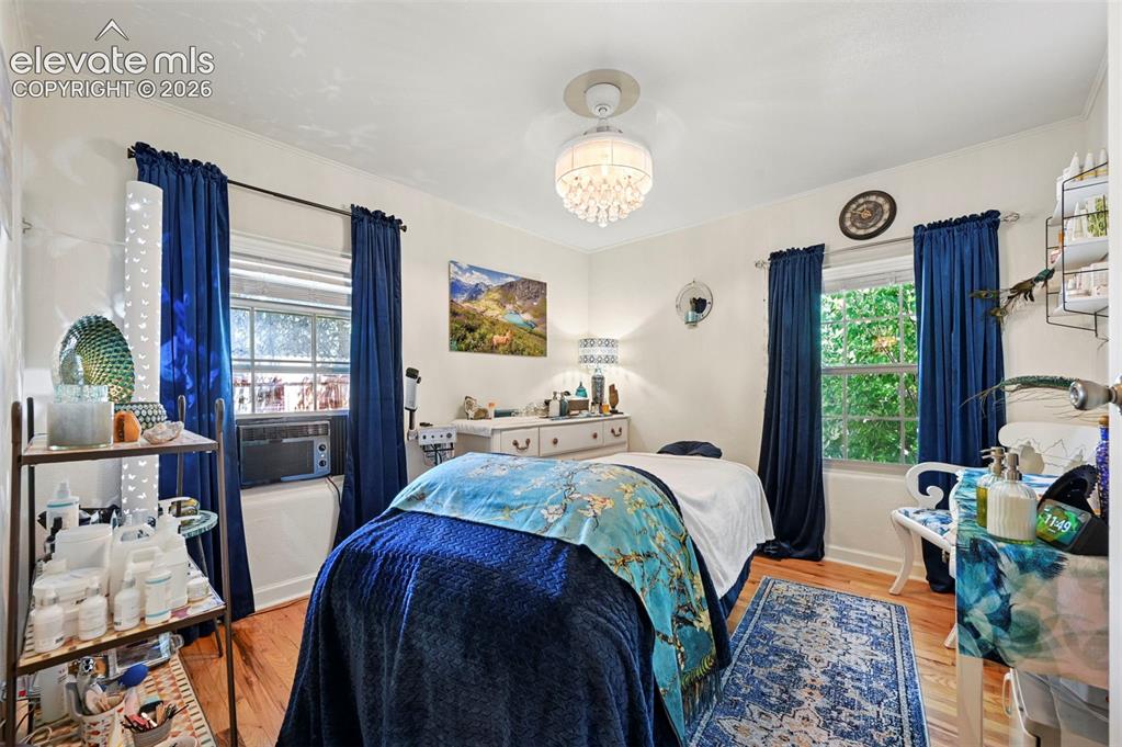 Image 18 of 44: Bedroom