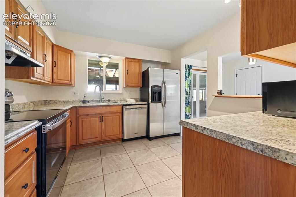 Image 6 of 28: Tons of cabinets with new updated appliances.