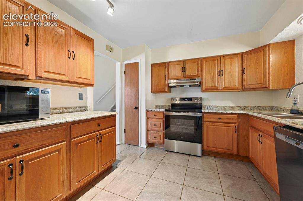 Image 7 of 28: Spacious kitchen!
