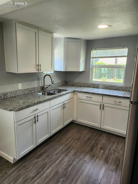 Image 22 of 41: Kitchen