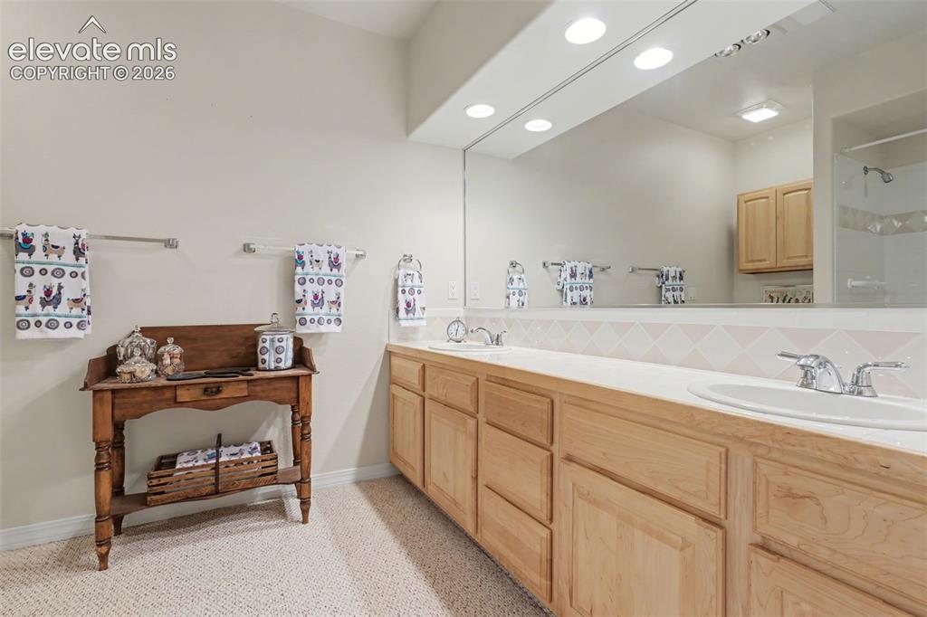 Image 42 of 48: Bathroom
