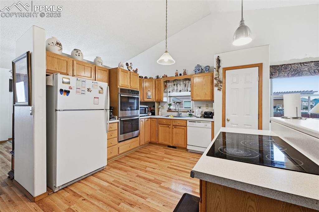 Image 11 of 39: Kitchen