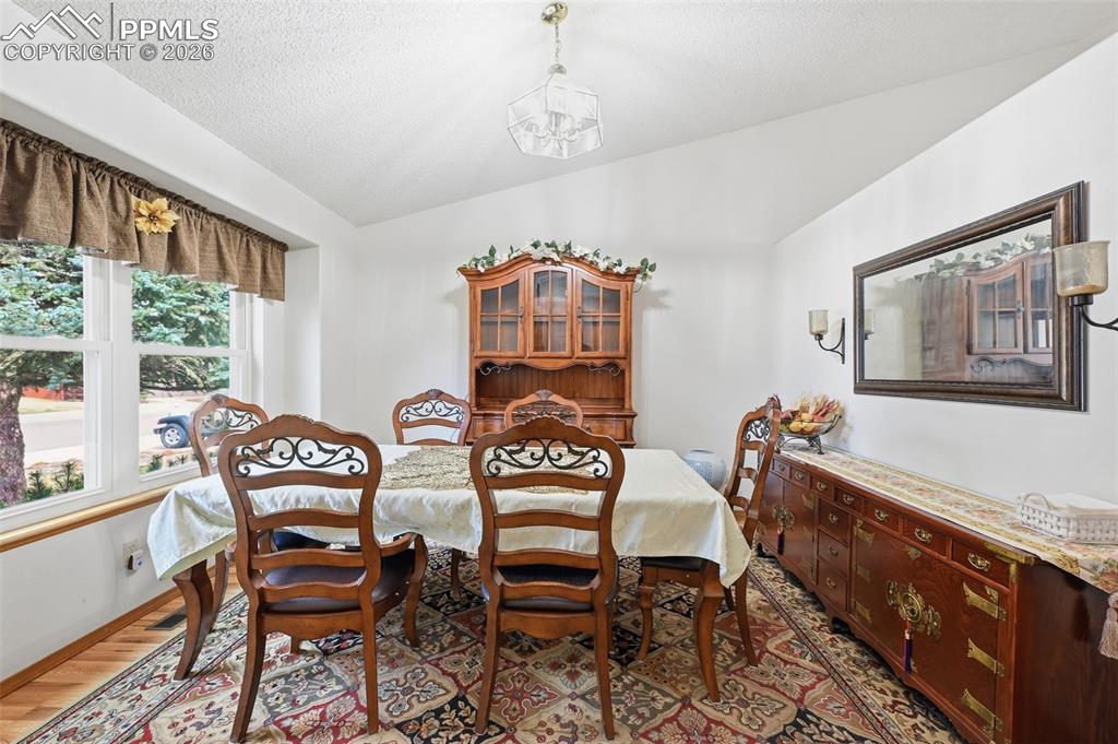 Image 13 of 39: Dining Area