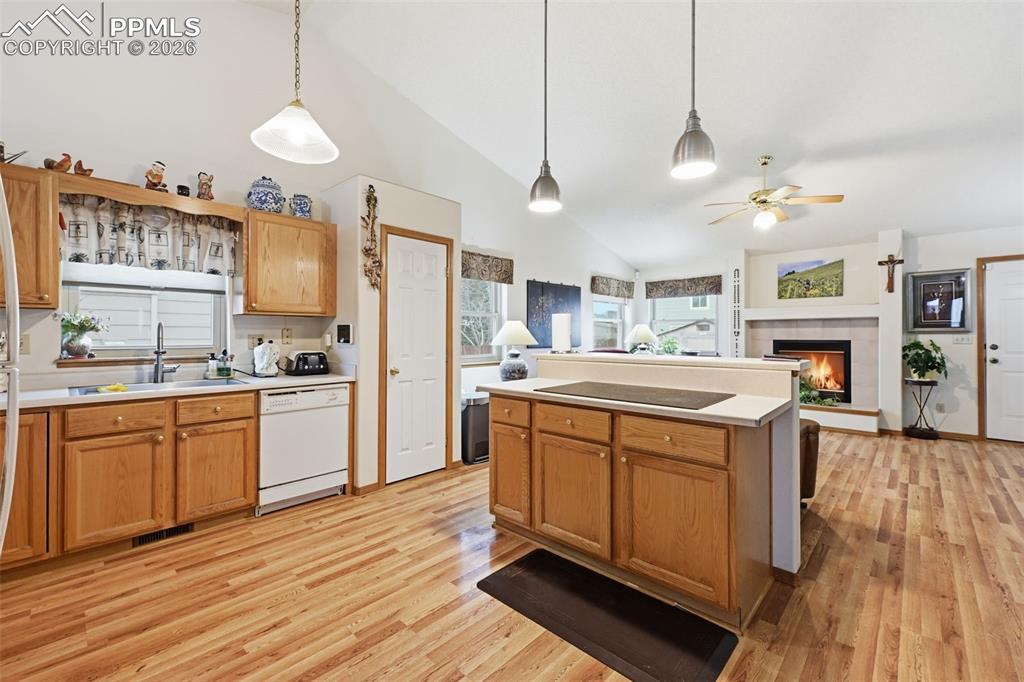 Image 14 of 39: Kitchen