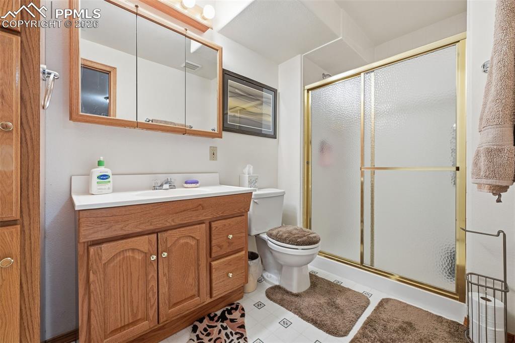 Image 15 of 39: Bathroom