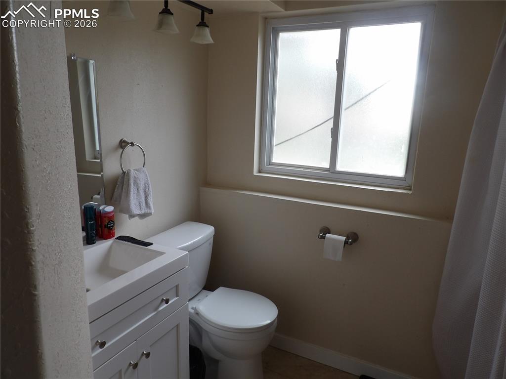 Image 10 of 11: Bathroom