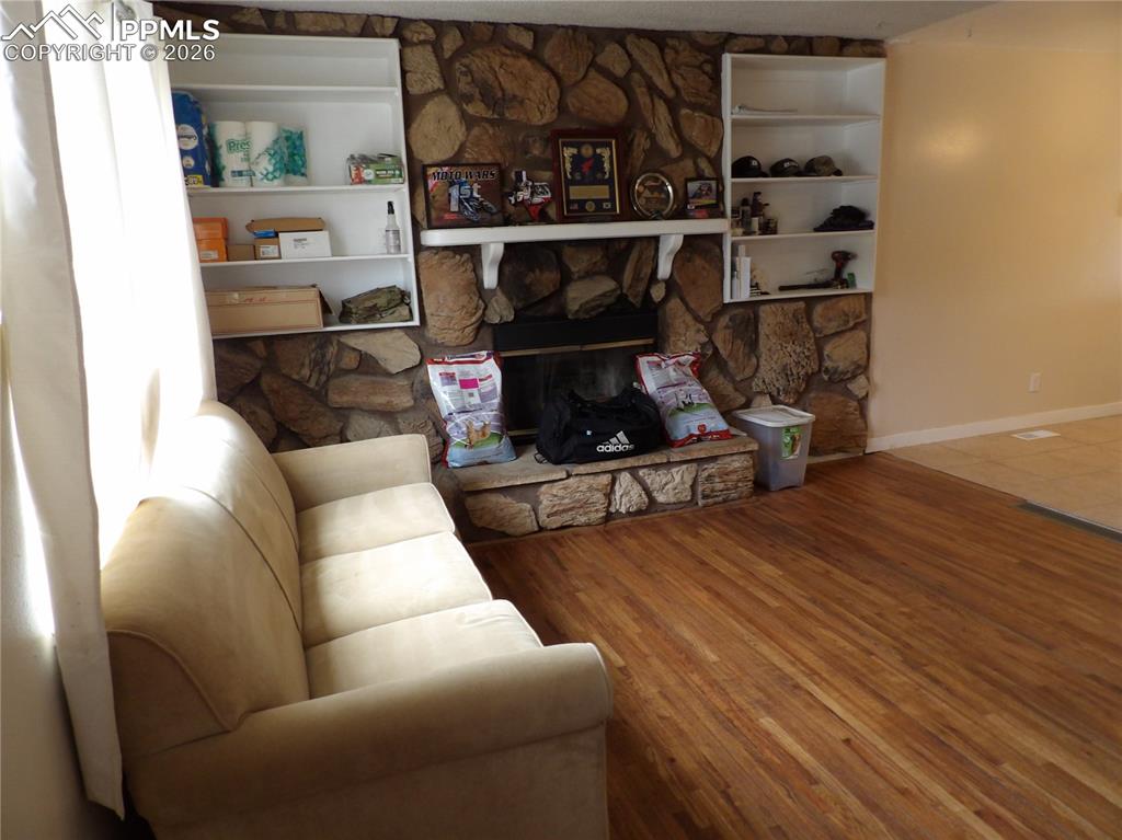 Image 3 of 11: Living Room
