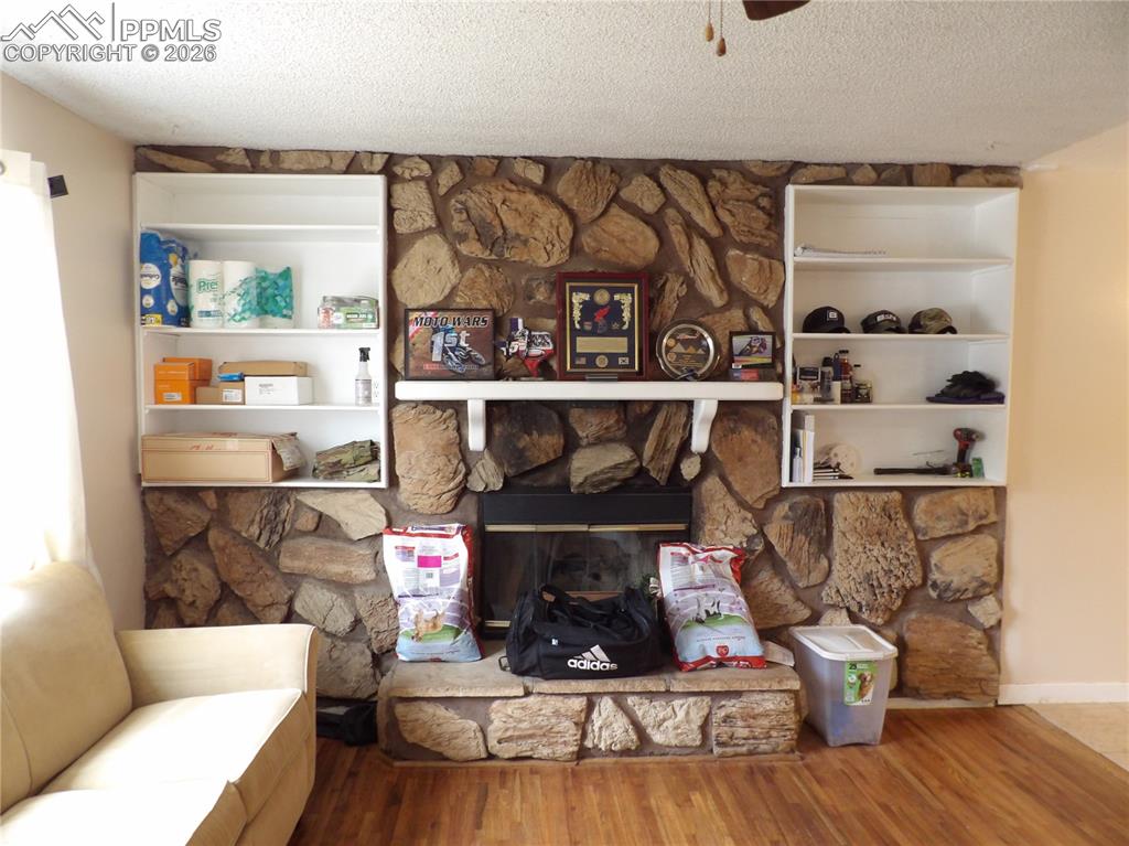 Image 5 of 11: Living Room