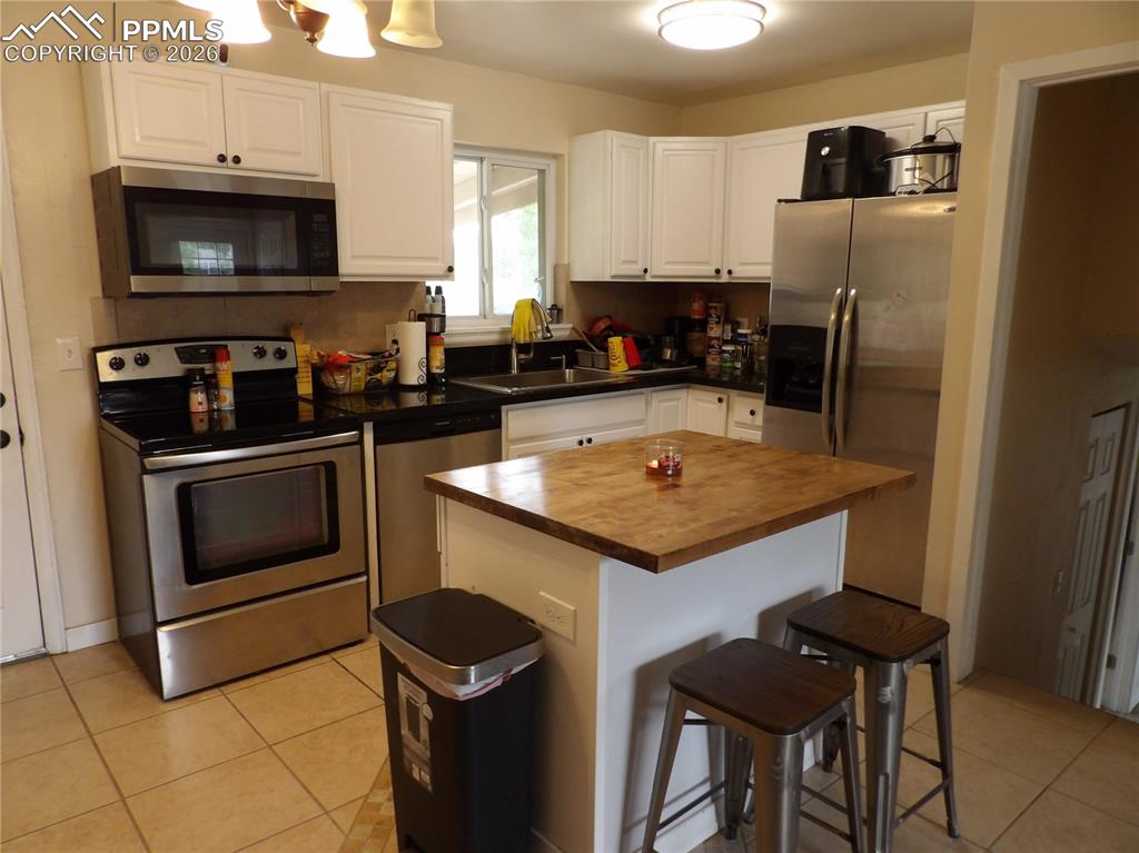 Image 6 of 11: Kitchen