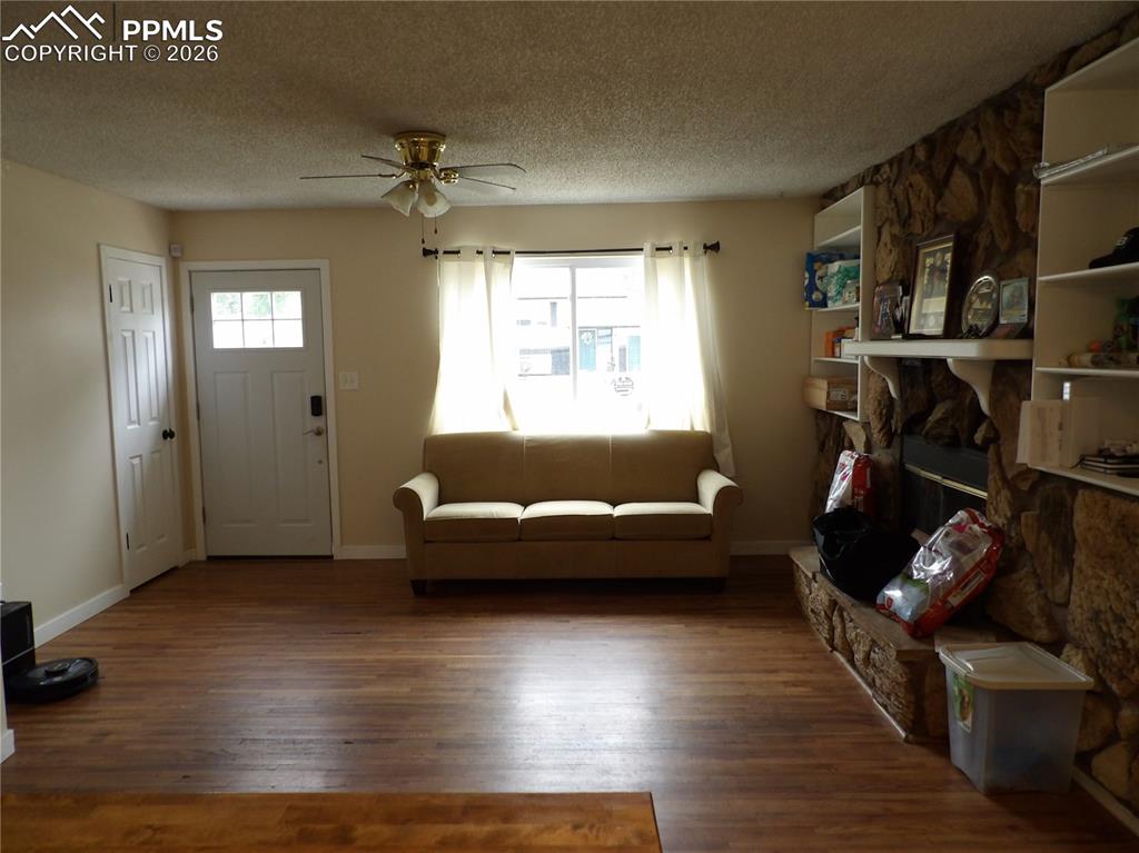 Image 7 of 11: Living Room