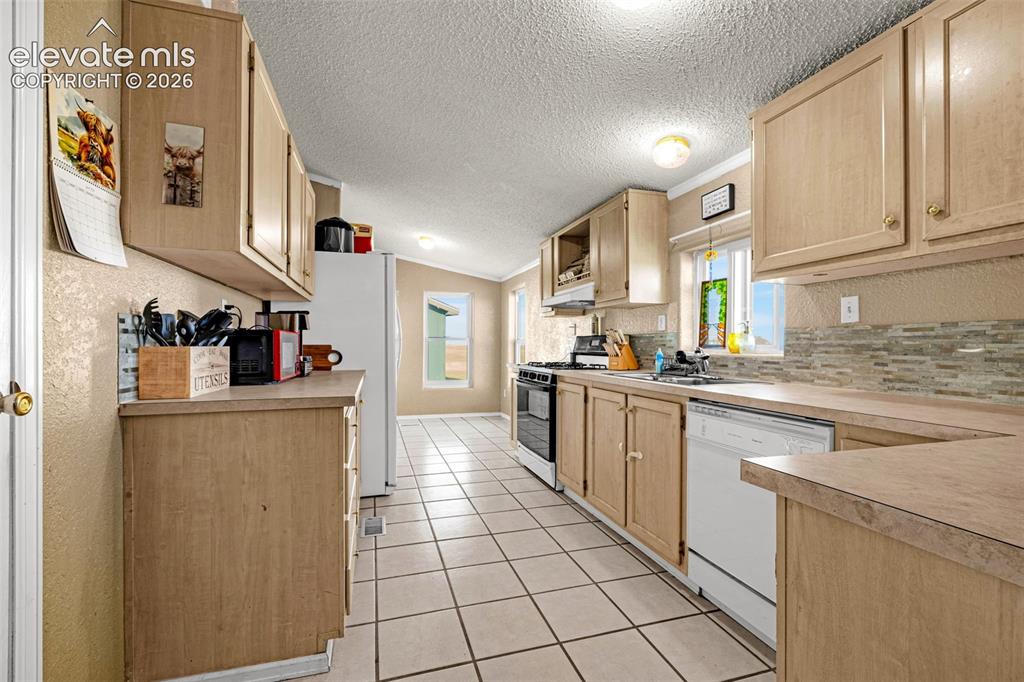 Image 6 of 31: Kitchen