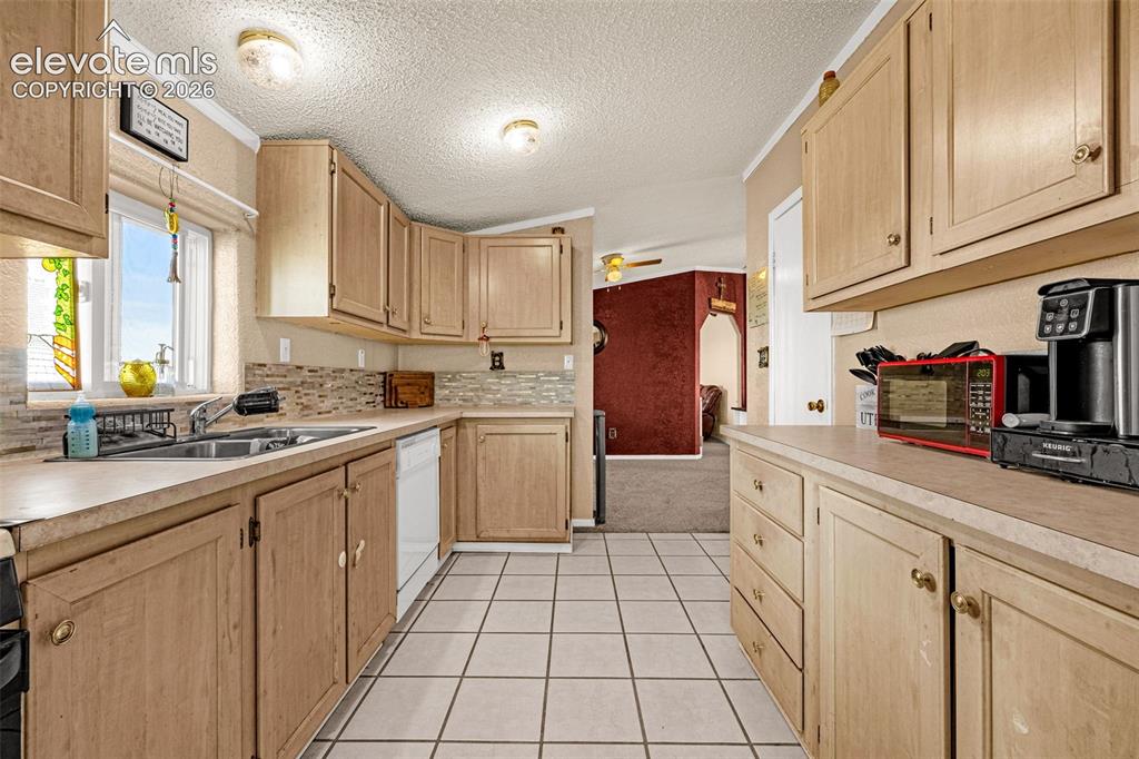 Image 7 of 31: Kitchen