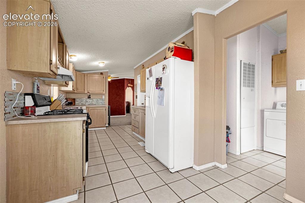 Image 8 of 31: Kitchen