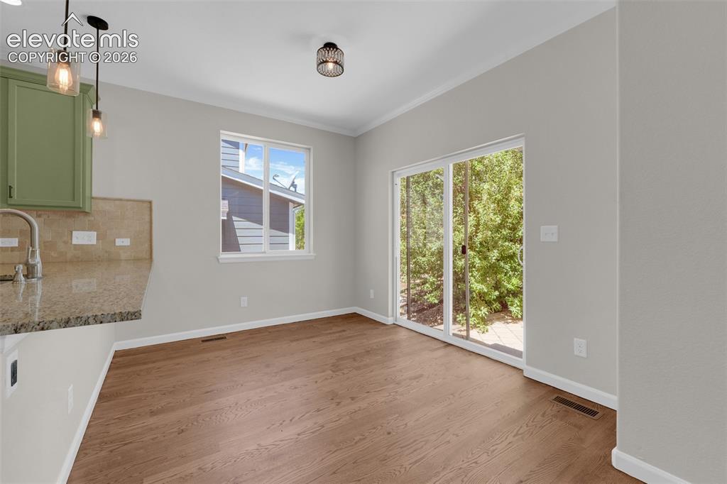 Image 10 of 33: Dining Area