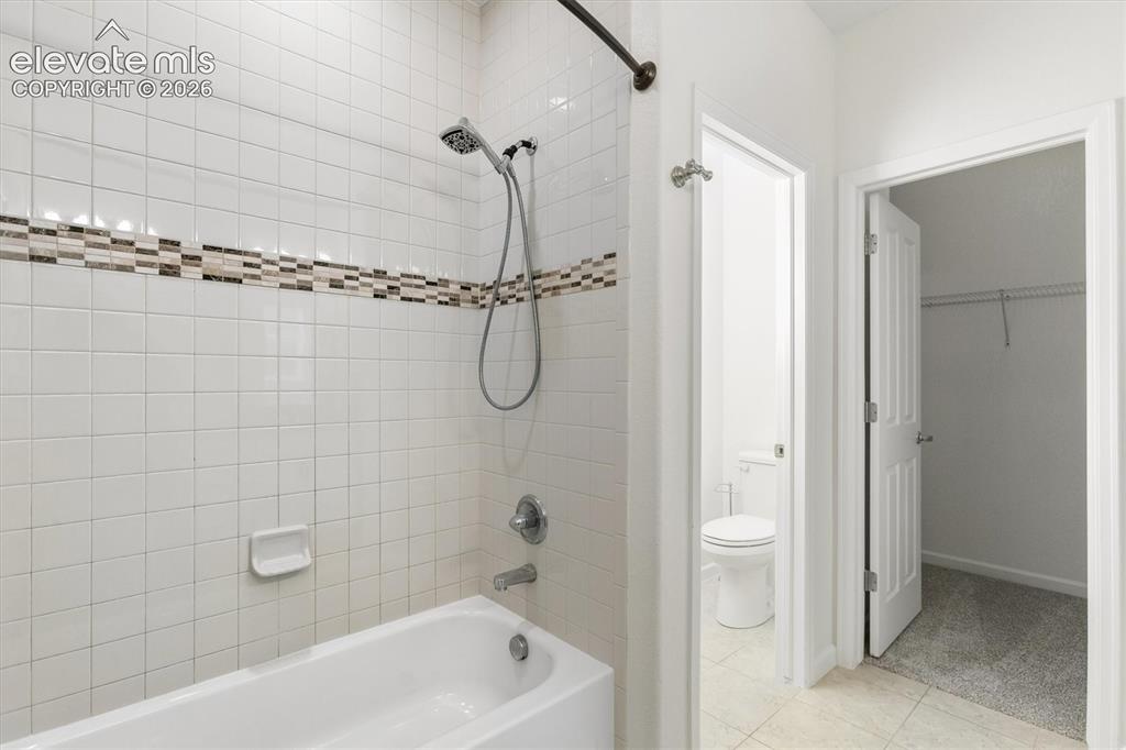 Image 14 of 33: Bathroom