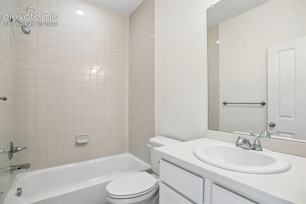 Image 19 of 33: Bathroom