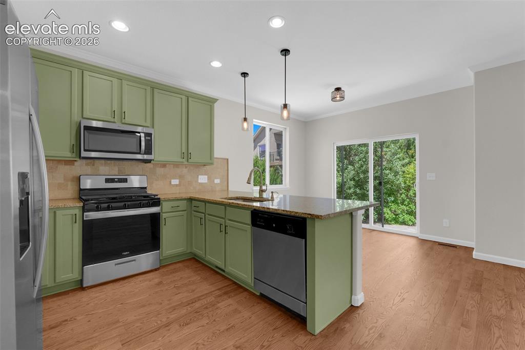 Image 9 of 33: Kitchen