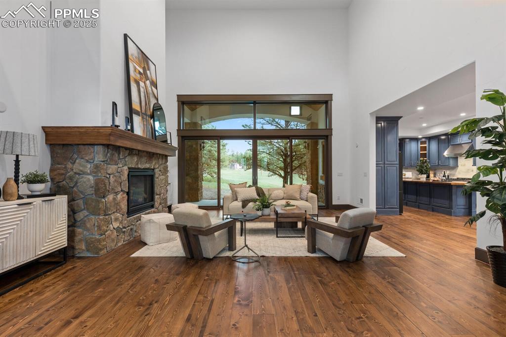 Image 10 of 30: Living Room