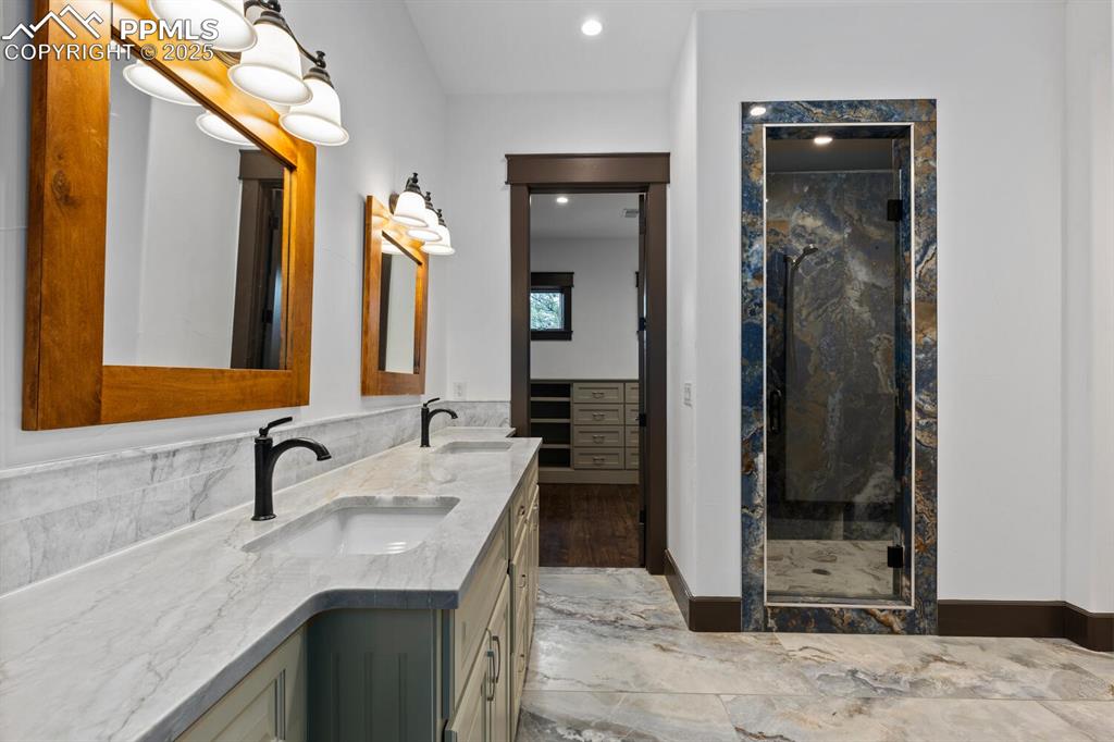 Image 14 of 30: Bathroom