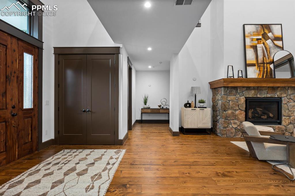 Image 16 of 30: Entry