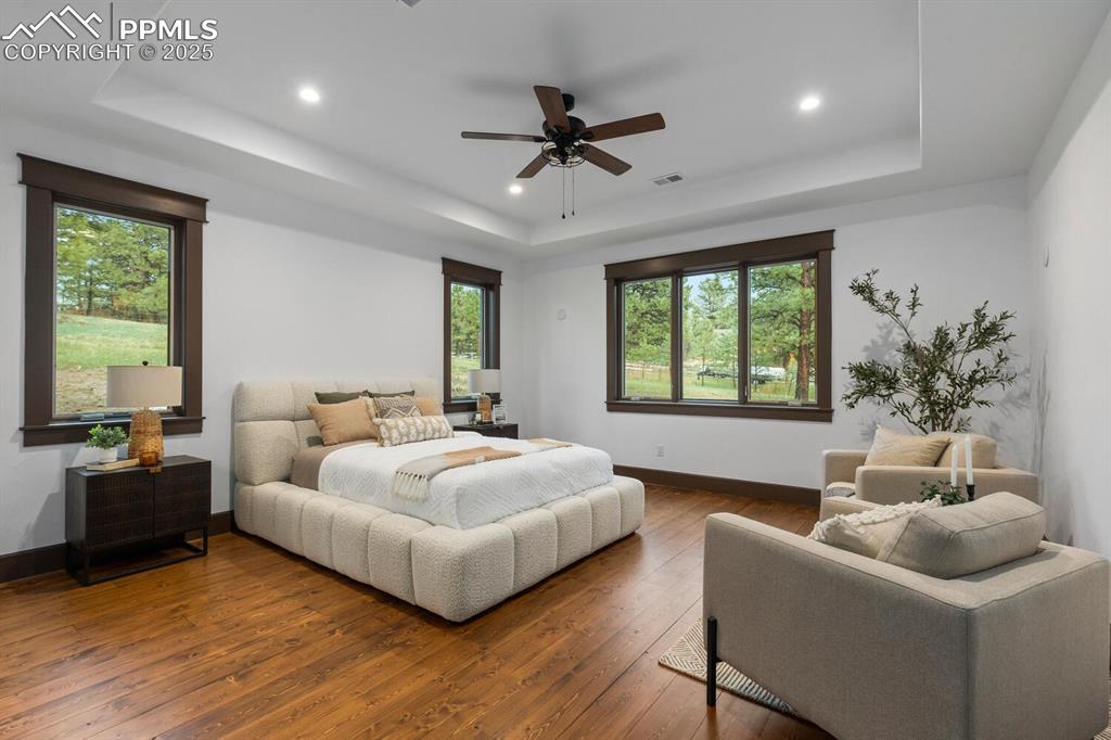 Image 17 of 30: Bedroom