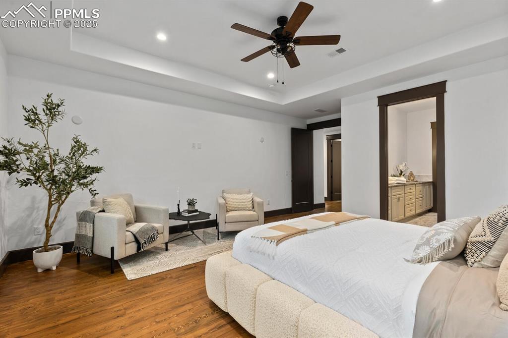 Image 21 of 30: Bedroom