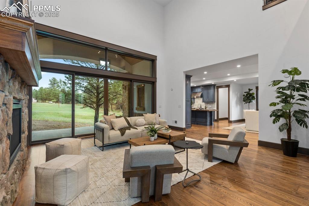 Image 22 of 30: Living Room