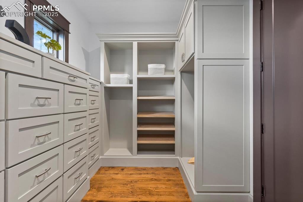 Image 4 of 30: Closet