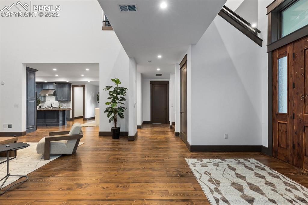 Image 7 of 30: Entry