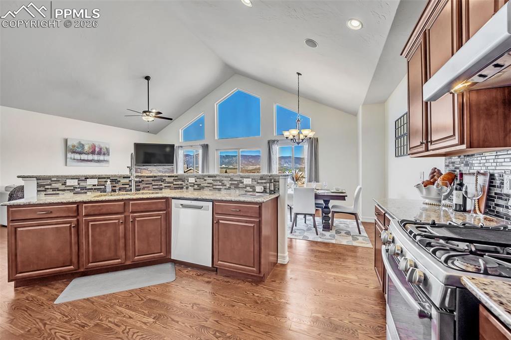 Image 10 of 41: Kitchen