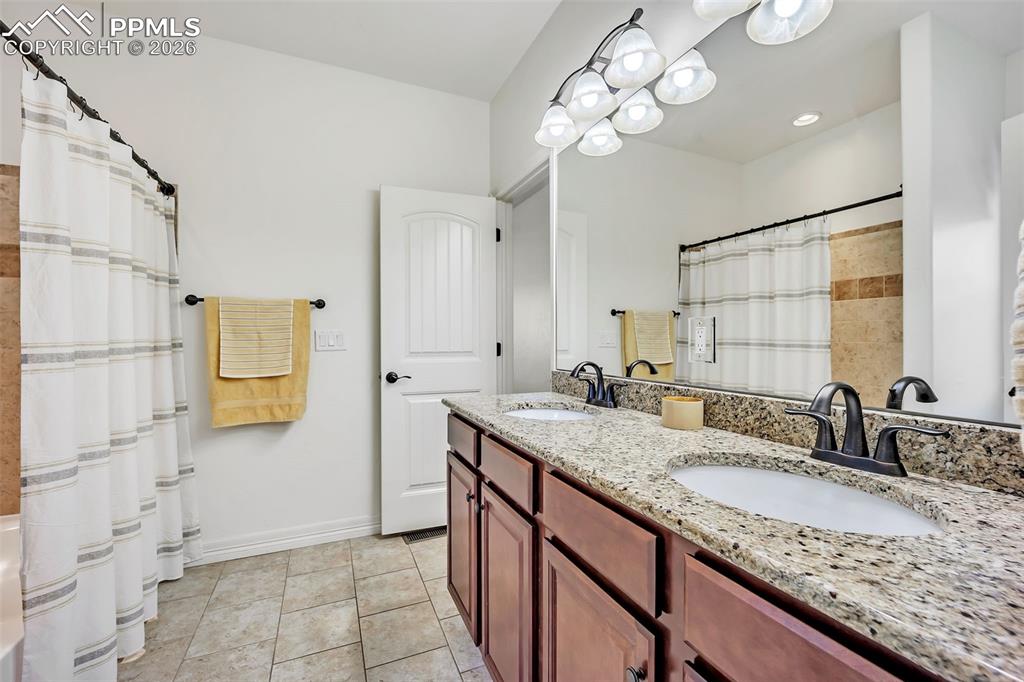 Image 16 of 41: Bathroom