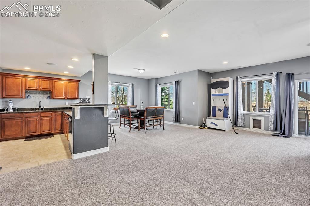 Image 21 of 41: Kitchen