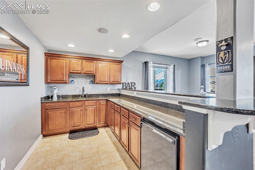 Image 23 of 41: Kitchen