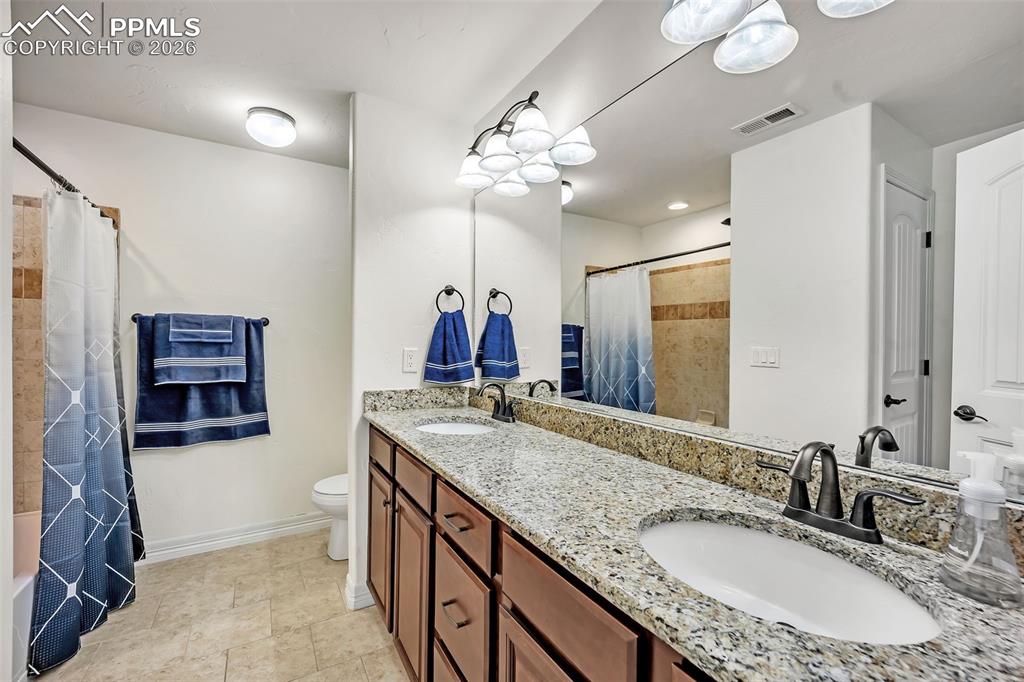 Image 29 of 41: Bathroom