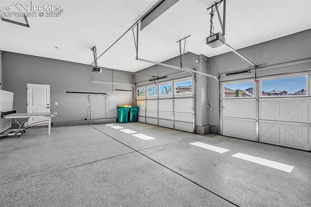 Image 31 of 41: Garage