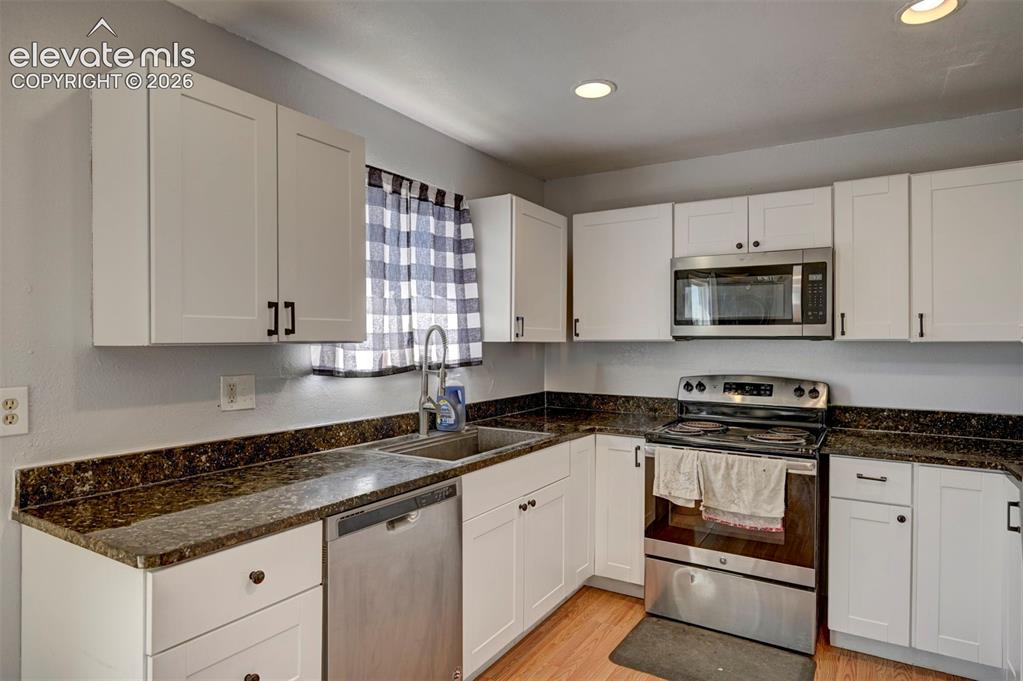 Image 15 of 34: Kitchen