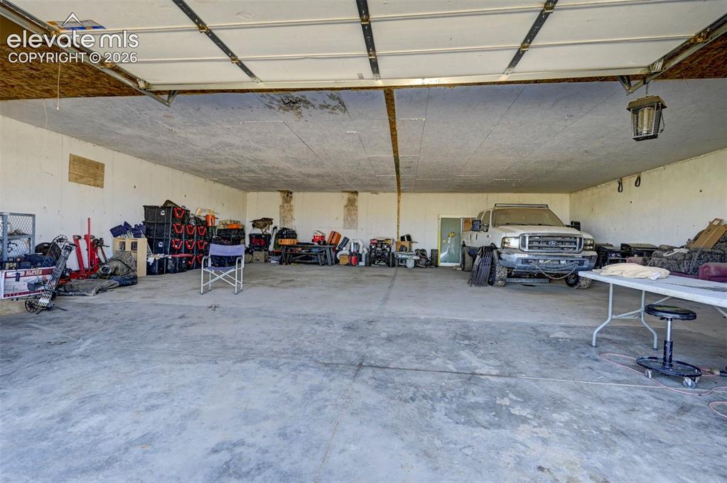 Image 30 of 34: Garage