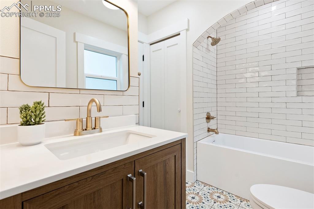 Image 12 of 39: Main level bathroom adjoins the front bedroom.
