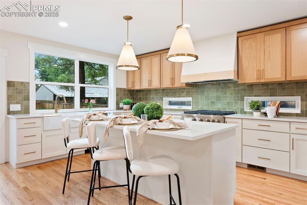 Image 17 of 39: Kitchen