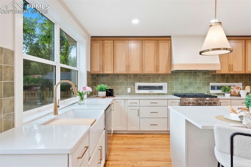 Image 19 of 39: Kitchen