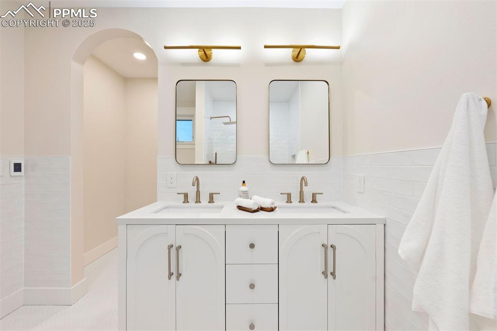 Image 22 of 39: Private primary ensuite bathroom. 