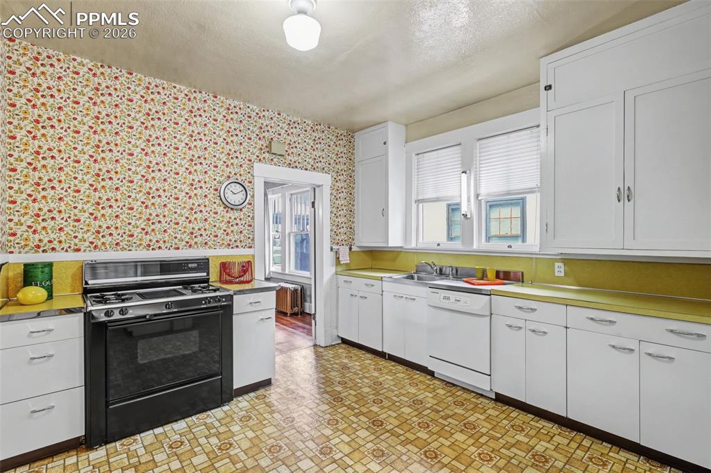 Image 12 of 41: Kitchen