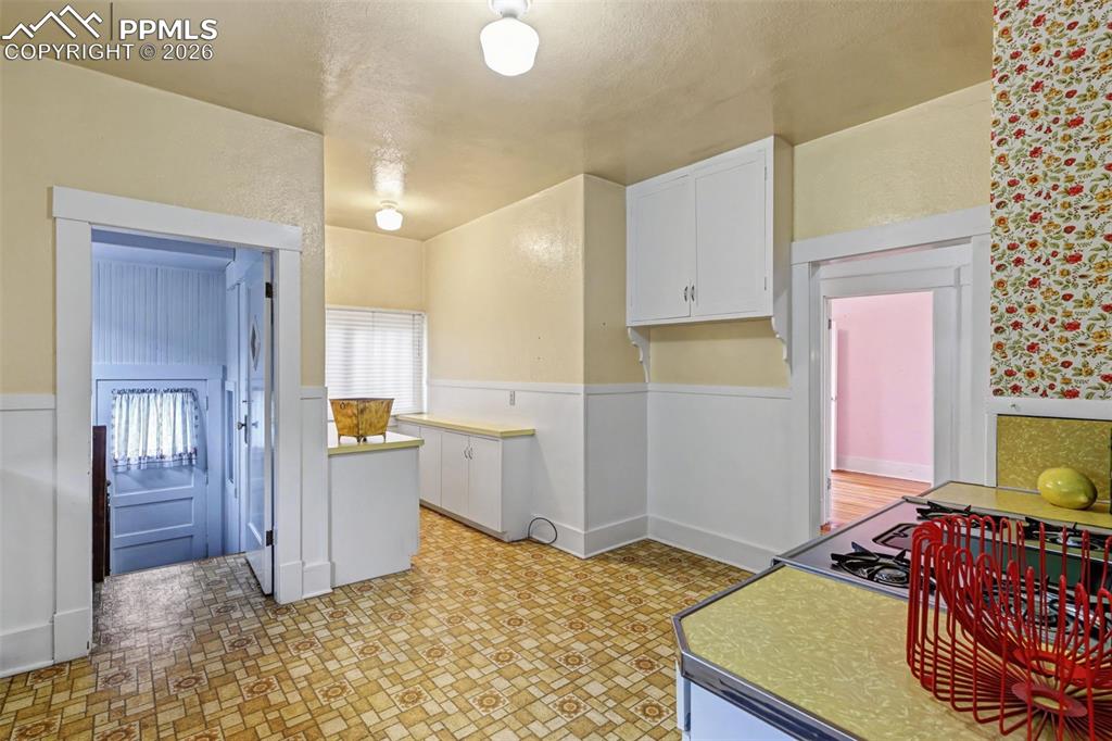 Image 13 of 41: Kitchen