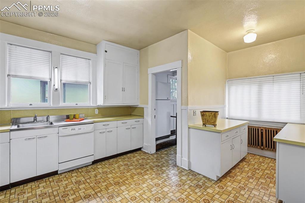 Image 14 of 41: Kitchen