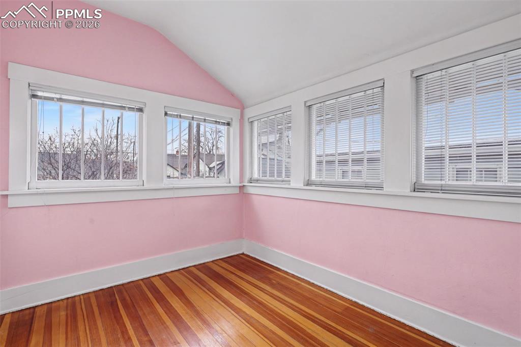 Image 19 of 41: Bedroom