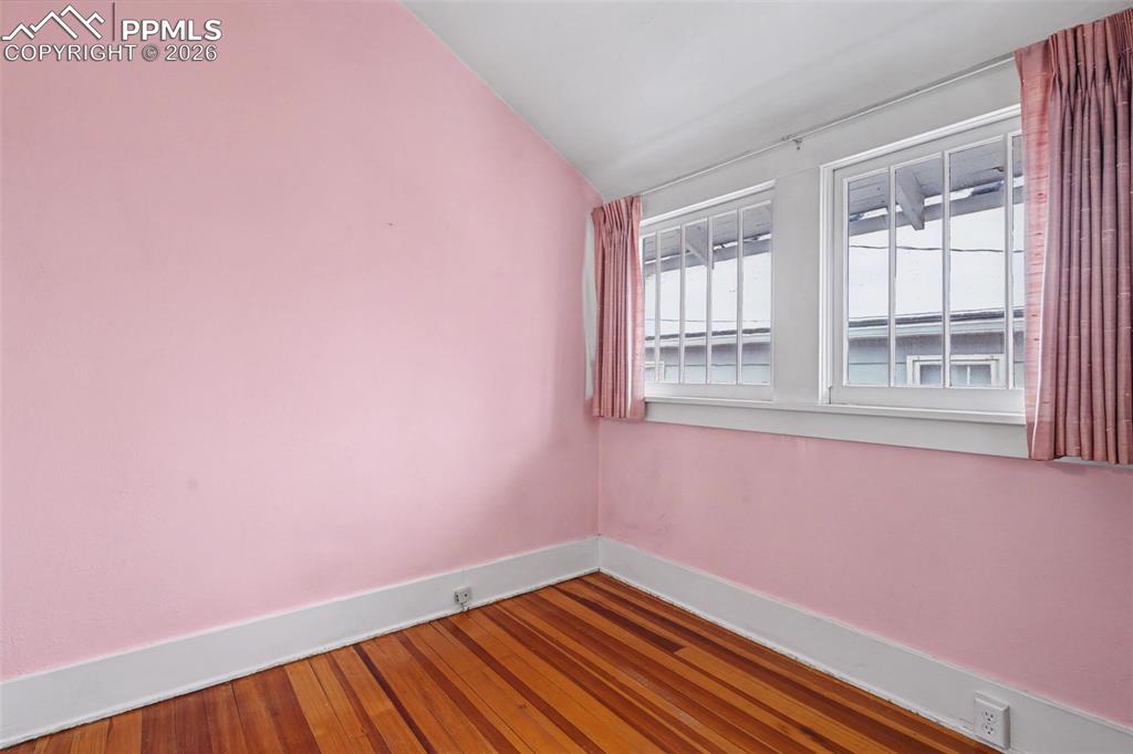 Image 24 of 41: Bedroom