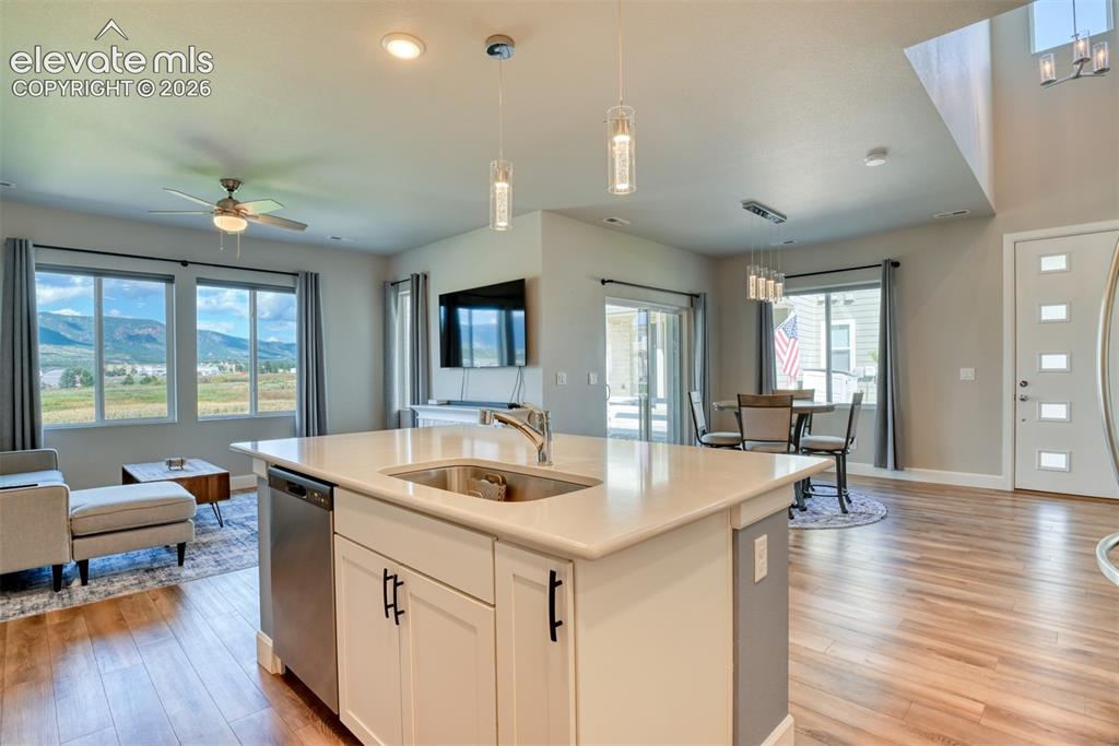 Image 18 of 48: Kitchen